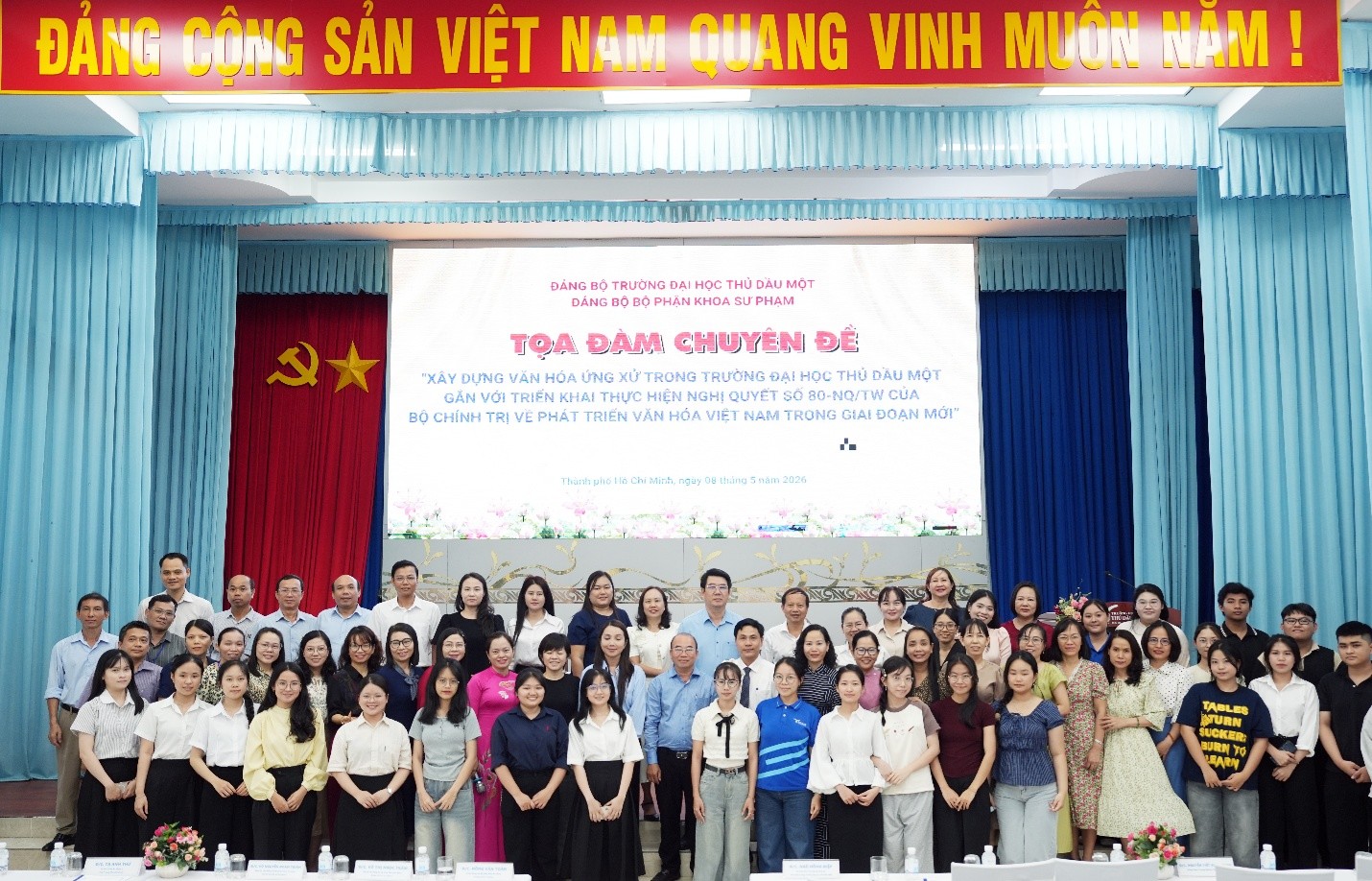 Ảnh lưu niệm thầy trò