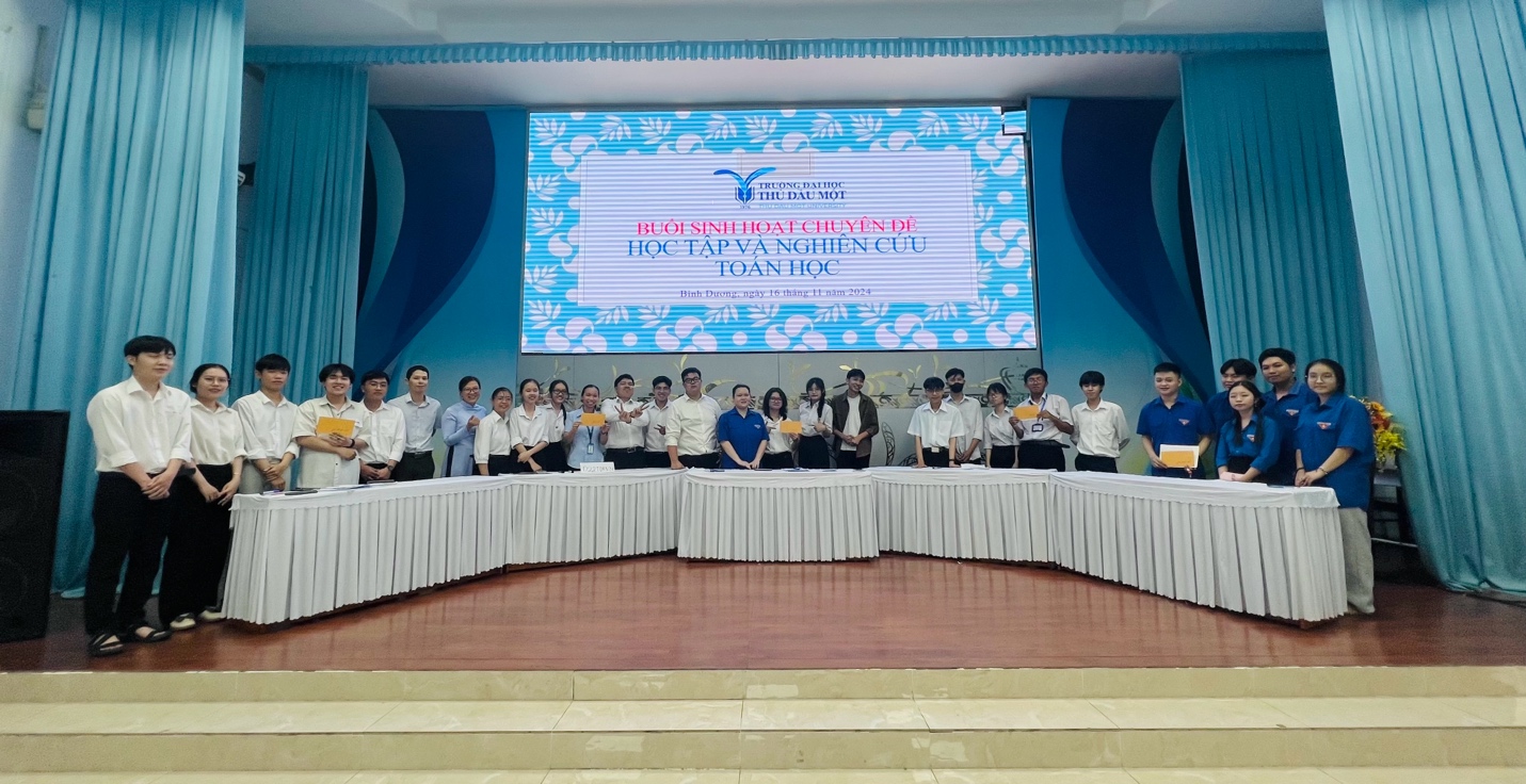 Các đội thi cùng các thầy cô