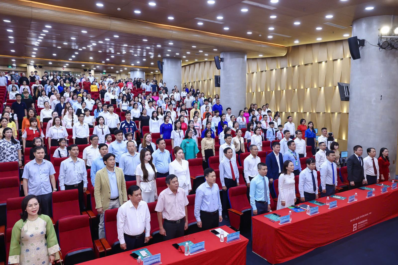 Các đại biểu thực hiện nghi thức chào cờ