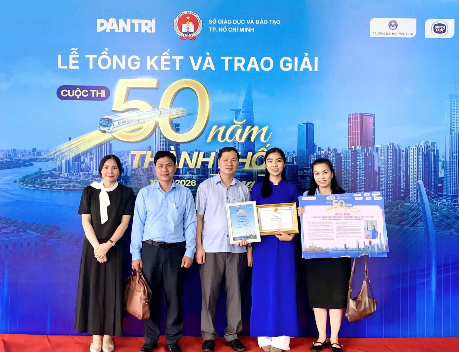 Thầy cô và gia đình chúc mừng sinh viên Hoàng Bảo Uyên Nhi
