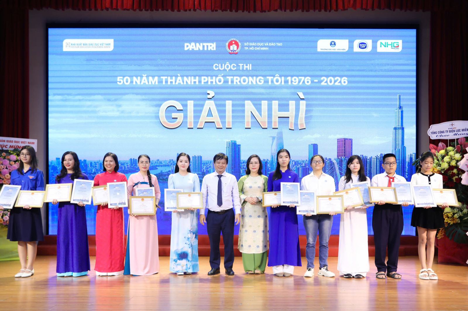Sinh viên Hoàng Bảo Uyên Nhi nhận giải Nhì