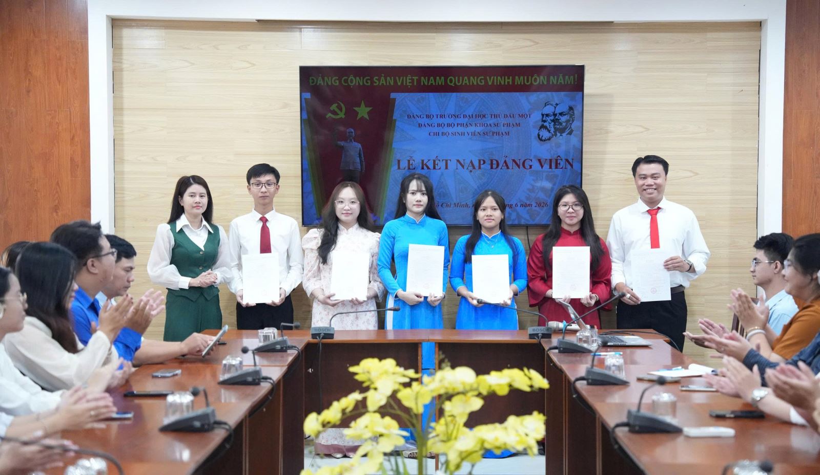 Trao quyết định kết nạp